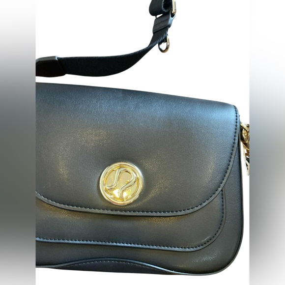 NWT Lululemon leather alternative crossbody BLACK/GOLD - Picture 2 of 5
